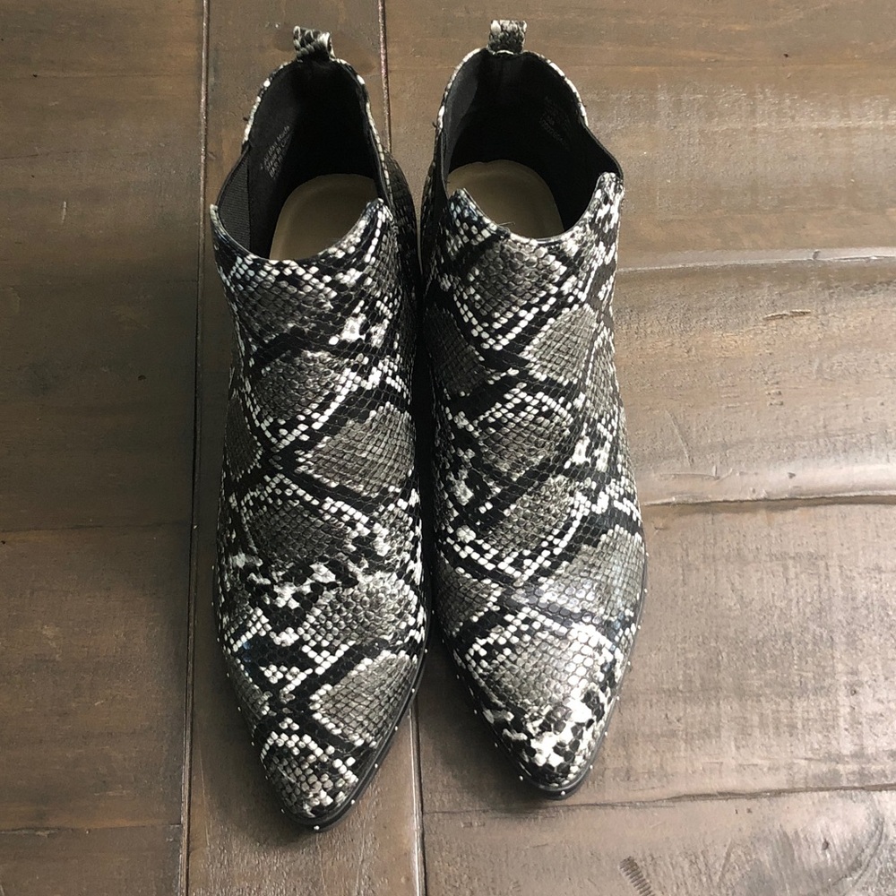 Bar III Boot’s snake pattern women mini boots - Picture 4 of 13